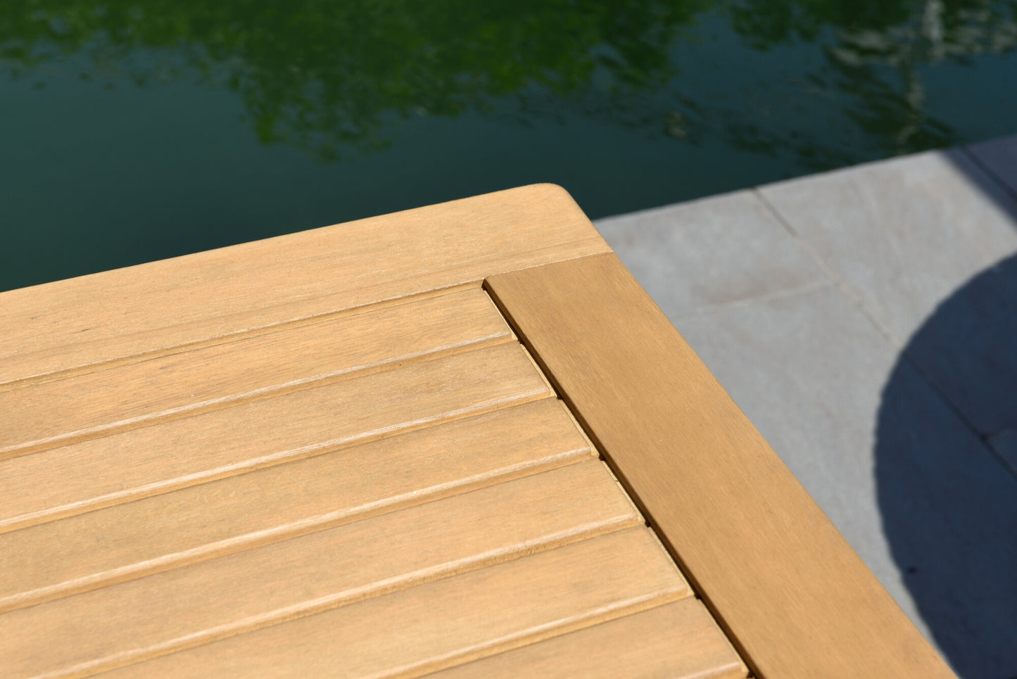 Mesa Orlando para Exterior de Madera con Acabado de Teca